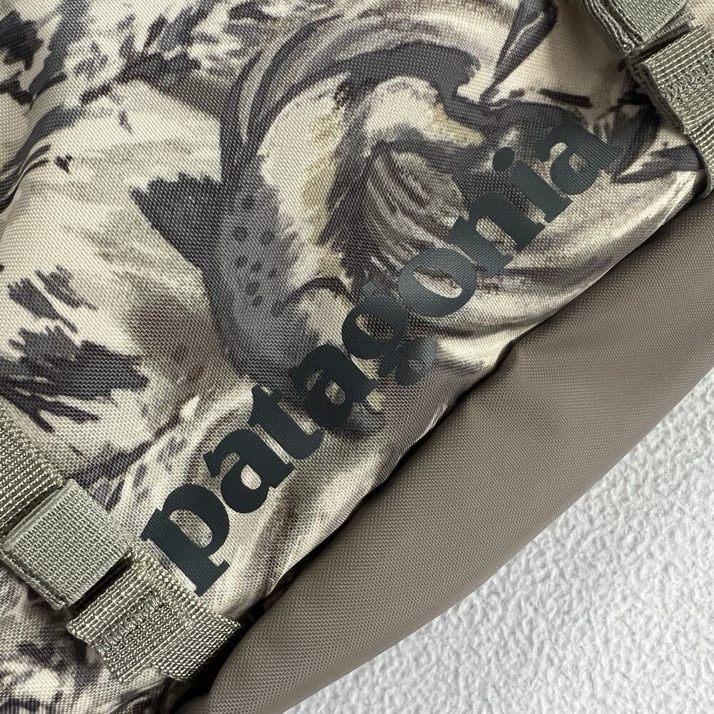 NWT Patagonia Splashing Seas Wing Grey SPWI Print Atom Sling 8L Bag 48262 - Picture 2 of 11